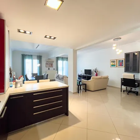 Apartment Homevision - Red - Prime Location *