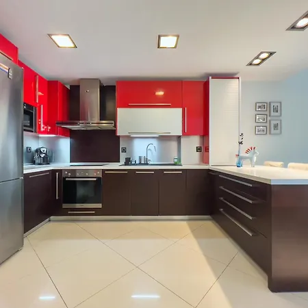 Homevision - Red - Prime Location Apartment
