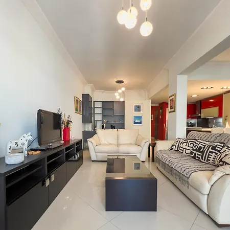 Homevision - Red - Prime Location Apartment