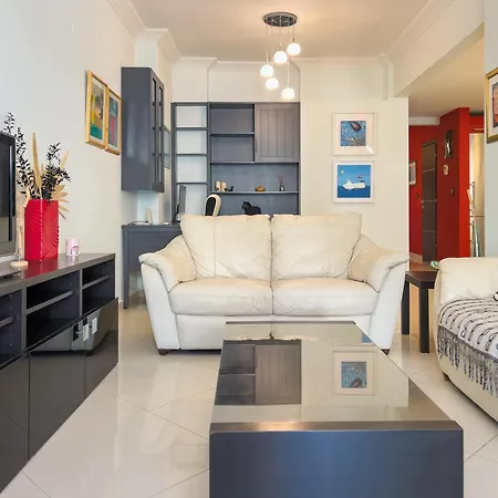 Homevision - Red - Prime Location Apartment